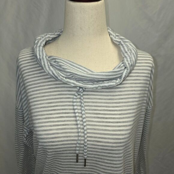 Calvin Klein Cowl Neck Lightweight Active Top Size Medium - Picture 4 of 9